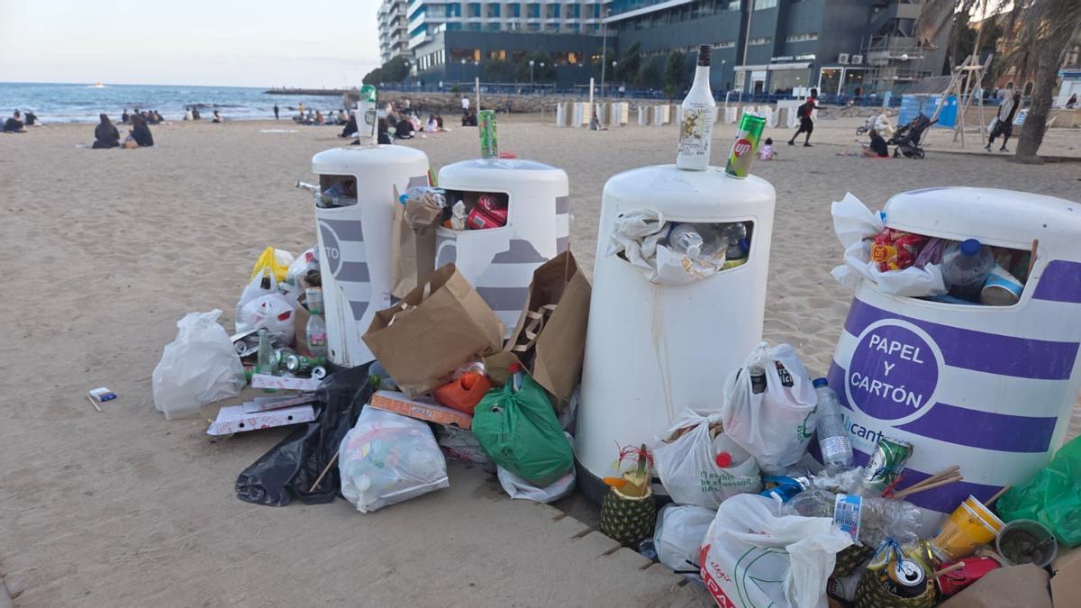 La playa del Postiguet de Alicante cierra el fin de semana entre basura