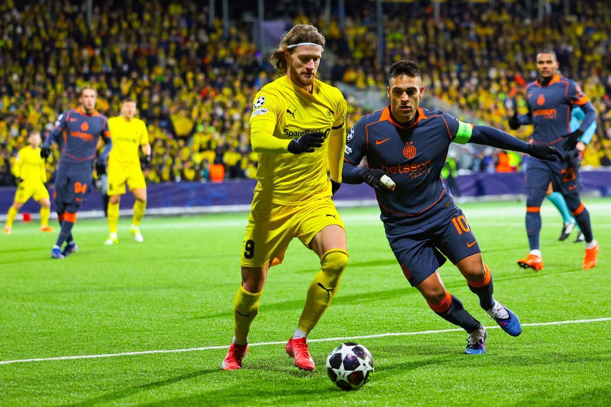 Lautaro Martinez y Kasper Hogh en una disputa en el partido de Champions Bodø/Glimt - Inter de Milán