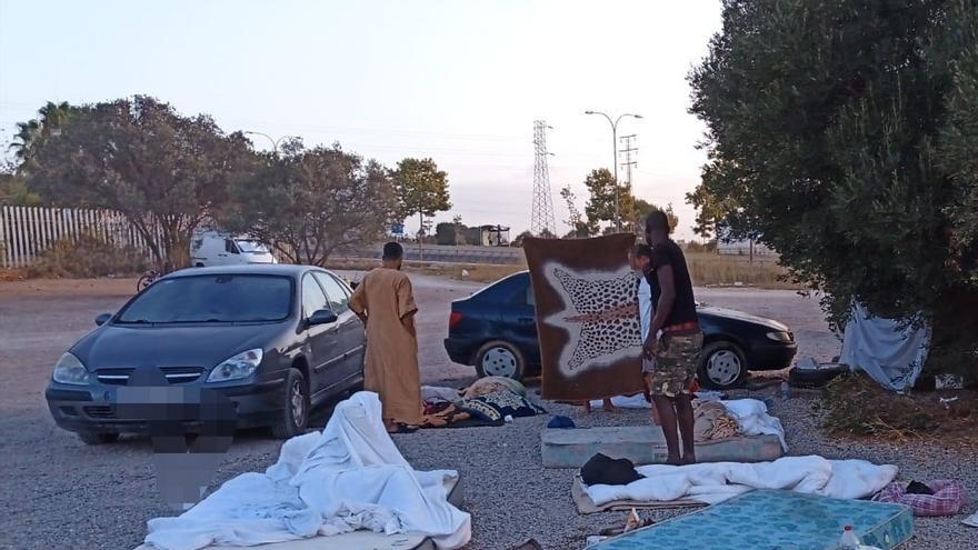 Algunos de los colchones y vehículos en el asentamiento de sa Joveria, en Ibiza.