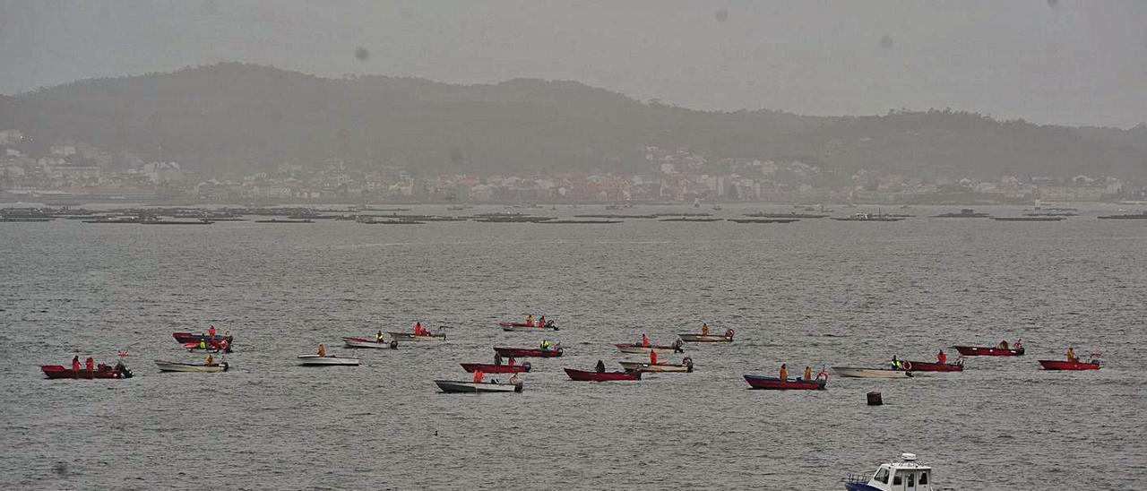 Los mariscadores de a flote en el reinicio del libre marisqueo en los bancos de O Bohído, ayer. |   //  I. ABELLA