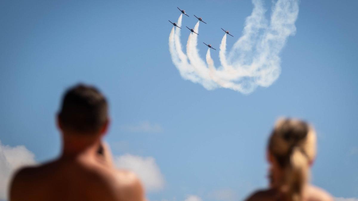 Ensayos para la exhibición aérea de la Patrulla Águila el fin de semana en Las Teresitas
