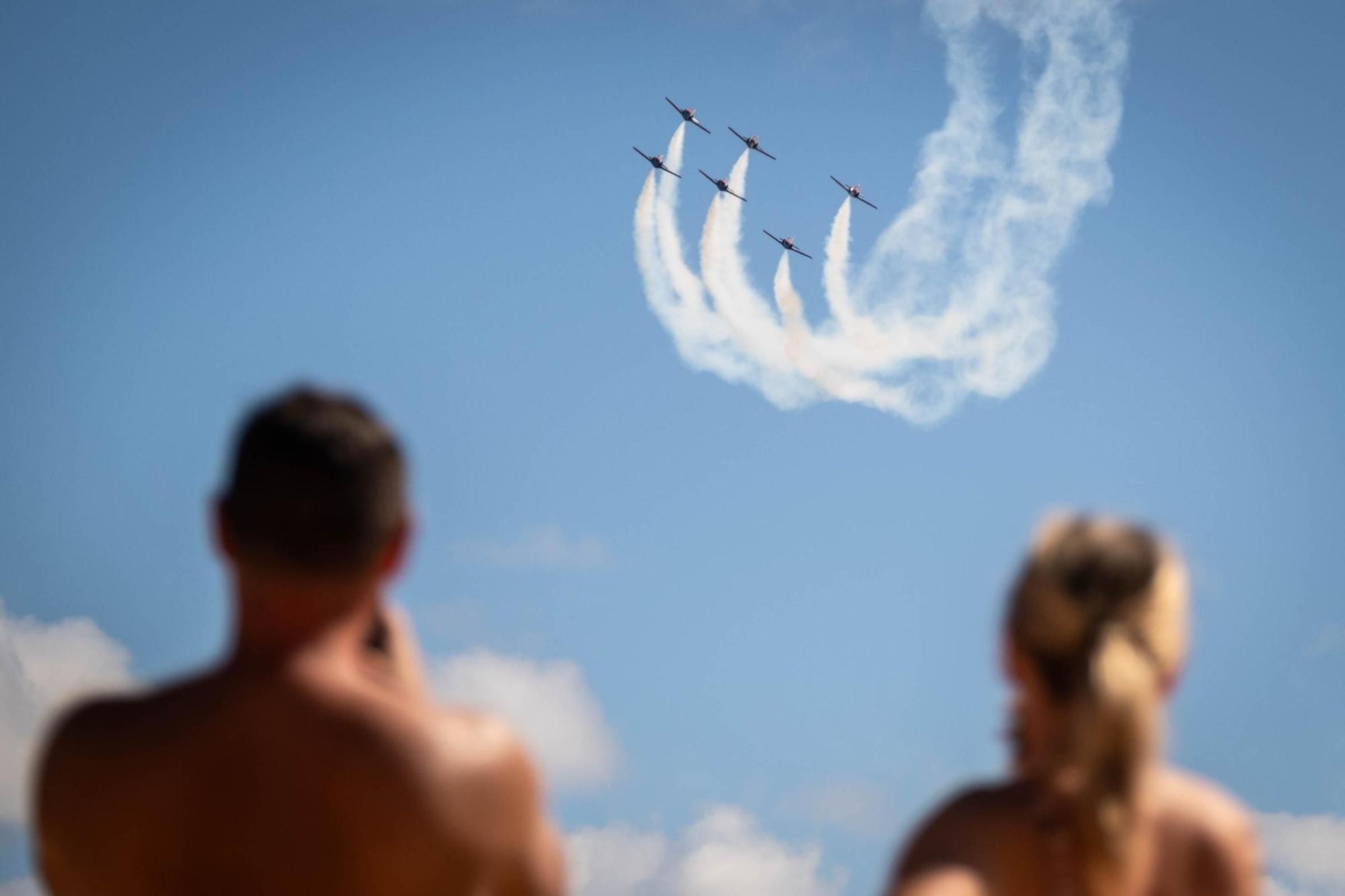 Ensayos para la exhibición aérea de la Patrulla Águila el fin de semana en Las Teresitas