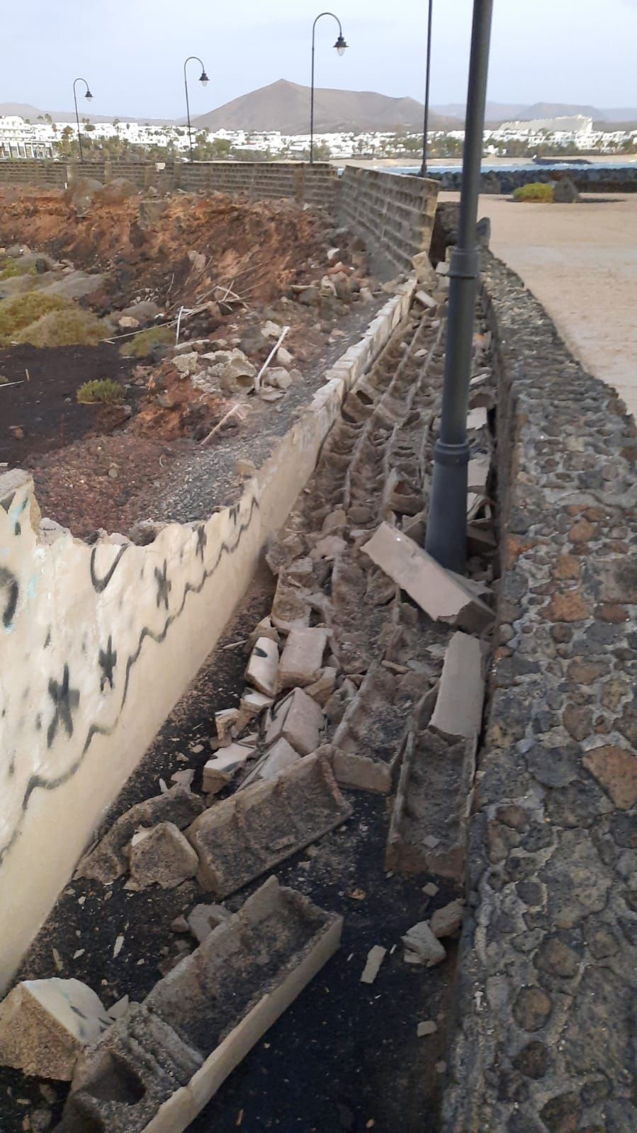Parte del muro de un hotel abandonado se desploma junto al paseo marítimo de Costa Teguise
