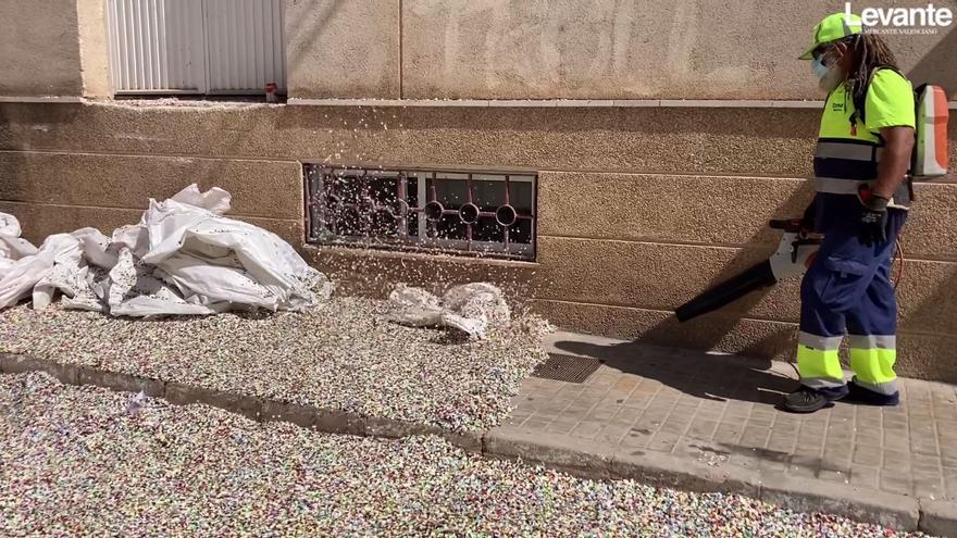 Visto y no visto: así recogen el confeti de &#039;la rodà&#039; de les &#039;Alfàbegues&#039; en Bétera