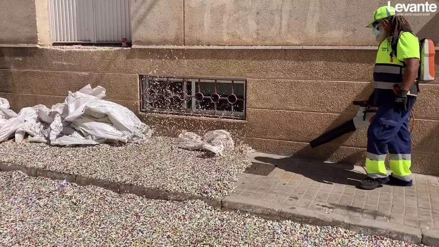 Visto y no visto: así recogen el confeti de 'la rodà' de les 'Alfàbegues' en Bétera