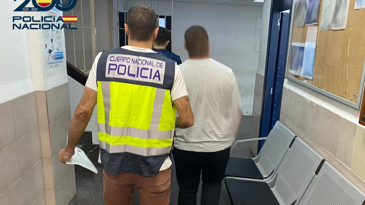 El detenido es conducido a los calabozos de la Jefatura de Policía.