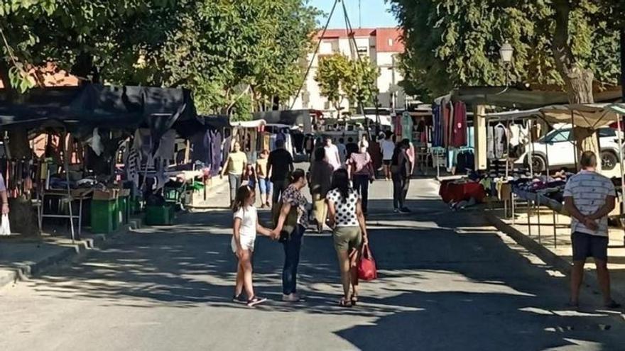 Comida, ropa y complementos a apenas unos euros: así es el mercadillo del Aljarafe sevillano que se celebra cada sábado con 125 puestos 'low cost'