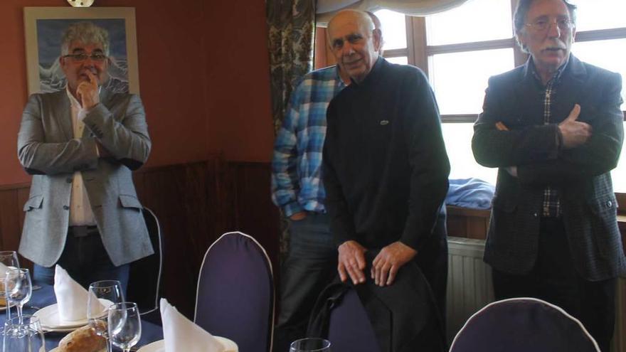 Por la izquierda, el director del Instituto de Luarca, José Ignacio Nieto; el jefe de la Policía Local de Luarca, Roberto Martínez; el presidente de Cruz Roja de Luarca, Manuel García, y el excomisario de Luarca Luis Balboa, ayer, durante el homenaje.