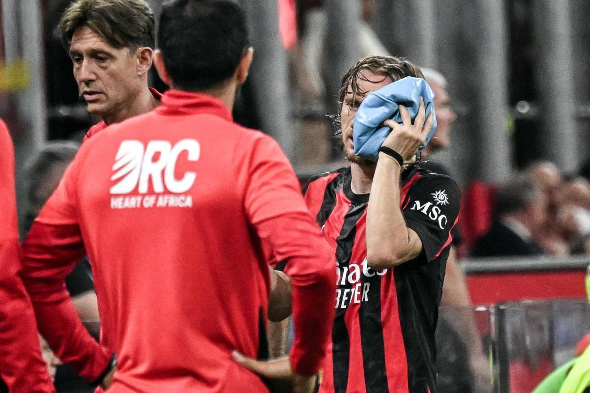 El jugador del AC Milan Luka Modric abandona el terreno de juego duante el partido de la Serie Aque han jugado AC Milan y Juventus en Milan, Italia