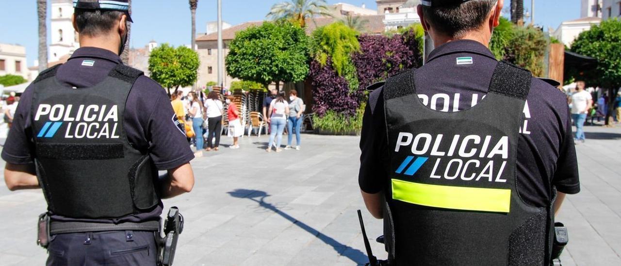 Una pareja de agentes de la Policía Local de Mérida.