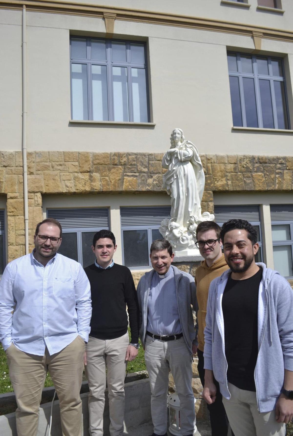 Por la izquierda, Nacho Baruque, Odorico Castilblanco, José Antonio Bande, Jorge Calandra y Mario Yepez, en el jardín recientemente inaugurado del Seminario Metropolitano de Oviedo.