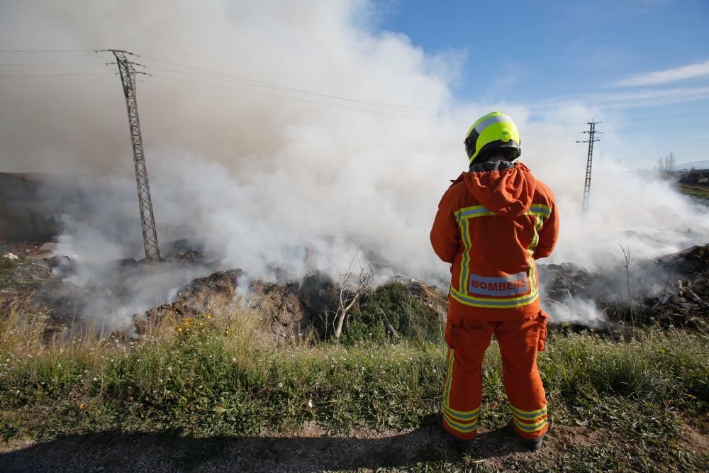 Gran incendio en una planta abandonada de reciclaje en Sollana