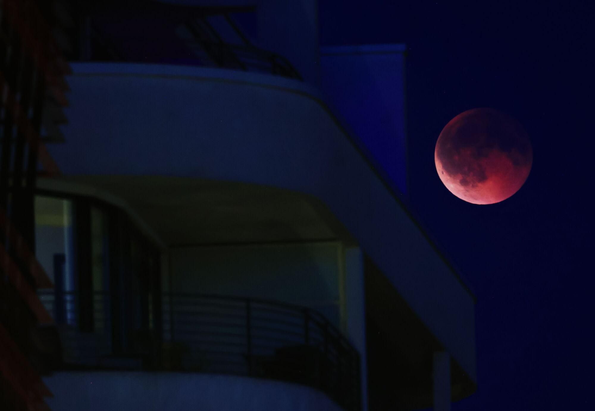 Berlin (Germany), 07/09/2025.- The 'Blood Moon' is seen during a total lunar eclipse event in Berlin, Germany, 07 September 2025. (Alemania) EFE/EPA/HANNIBAL HANSCHKE