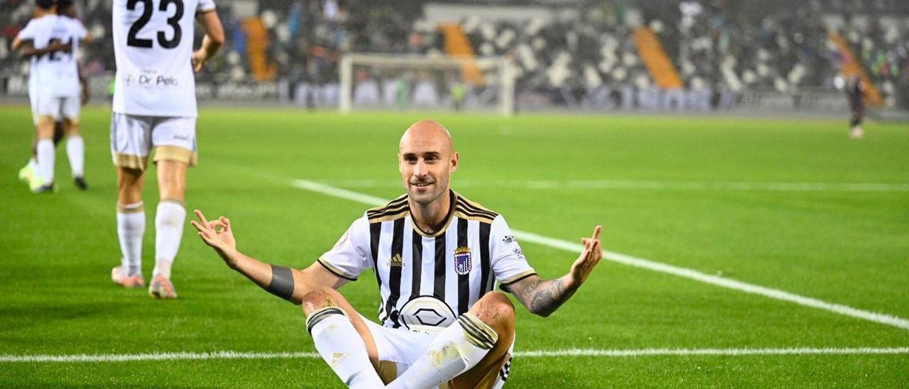 Gorka Santamaría celebra un gol con el Badajoz, la pasada temporada.