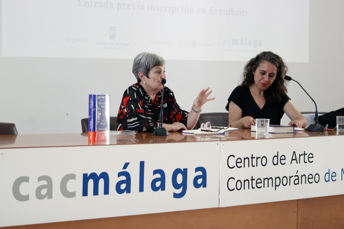 Elvira Roca Barea, en un momento de su encuentro ayer con sus lectores en el CAC Málaga.