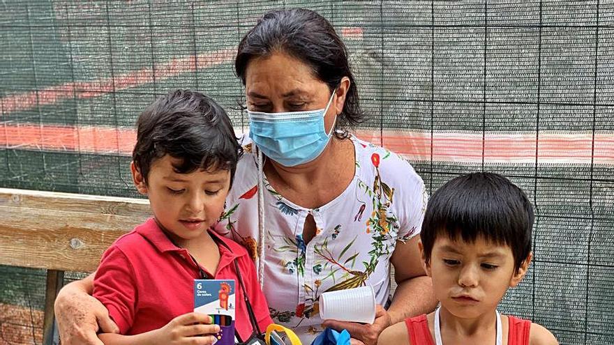 Una familia atendida por CaixaProinfancia recibe los kits escolares.