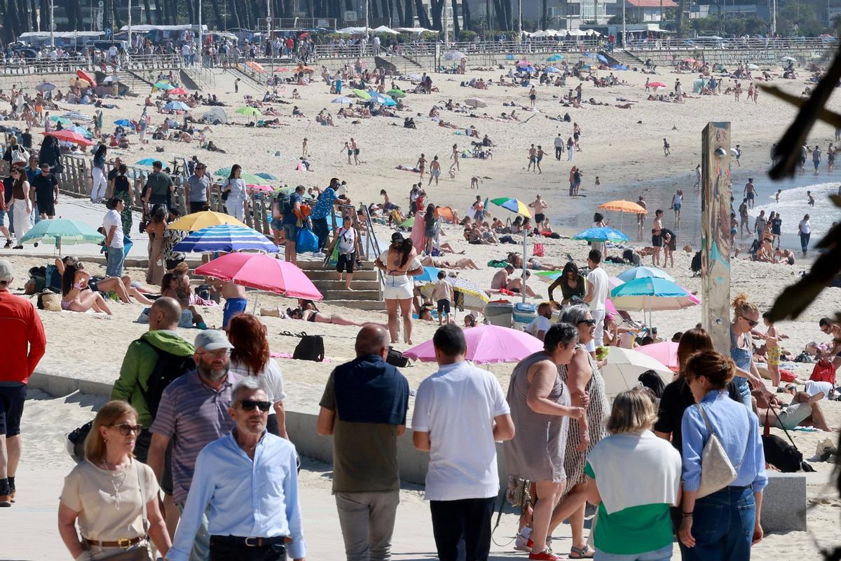 El paseo y la playa de Samil, llena de gente este domingo 26 de abril