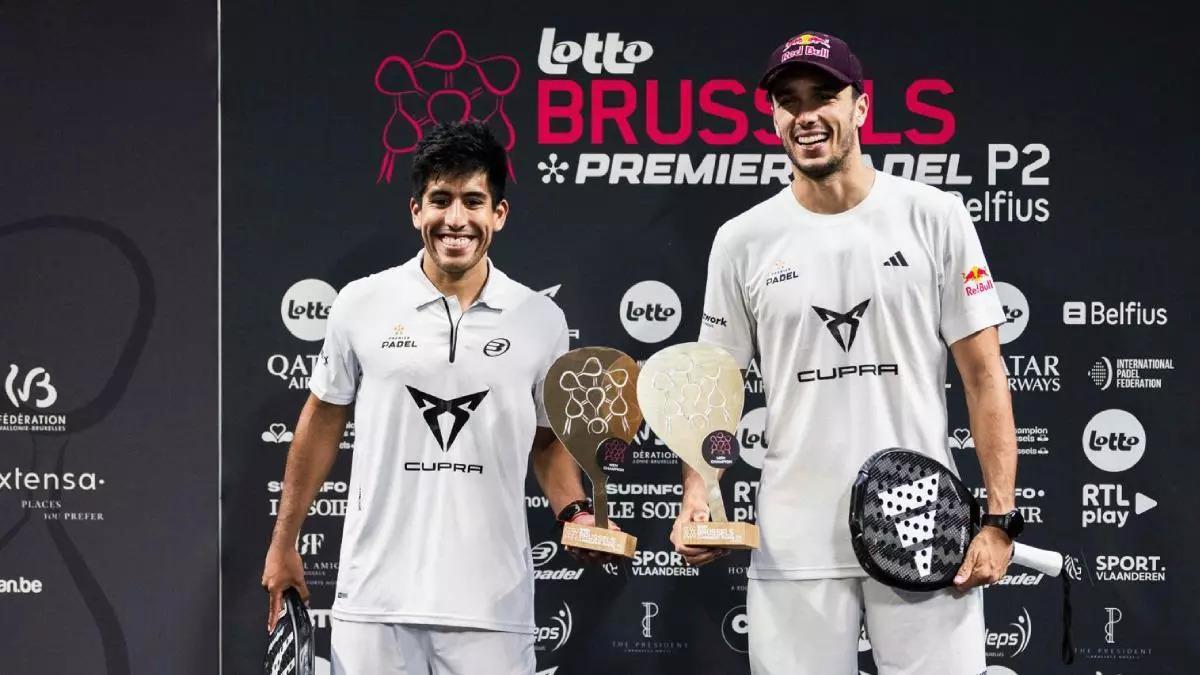 Fede Chingotto y Ale Galán, con el trofeo que les acredita como campeones en el Premier Pádel de Bruselas