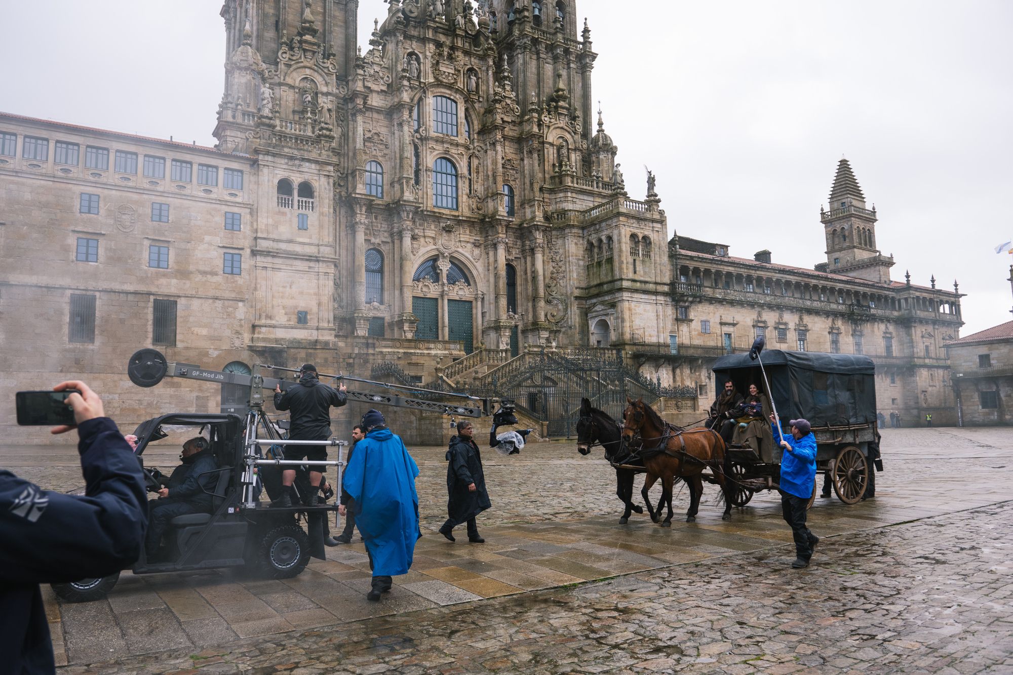 En la boca de ‘Lobo’, así son por dentro los rodajes en Santiago de la serie de Netflix sobre Romasanta