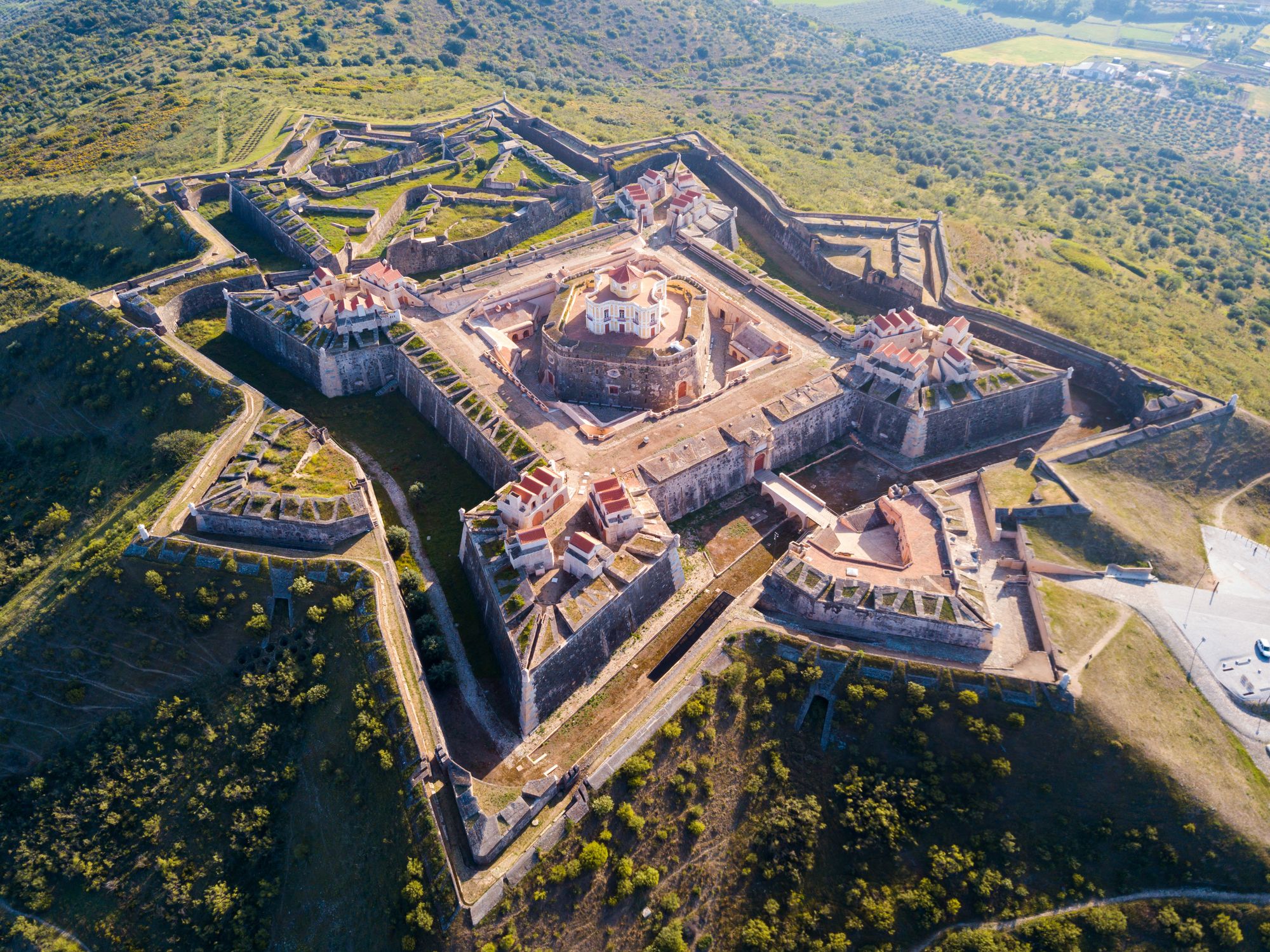 La ciudad de Elvas está rodeada de fortificaciones que fueron construidas para defender al pueblo portugués de invasiones españolas.