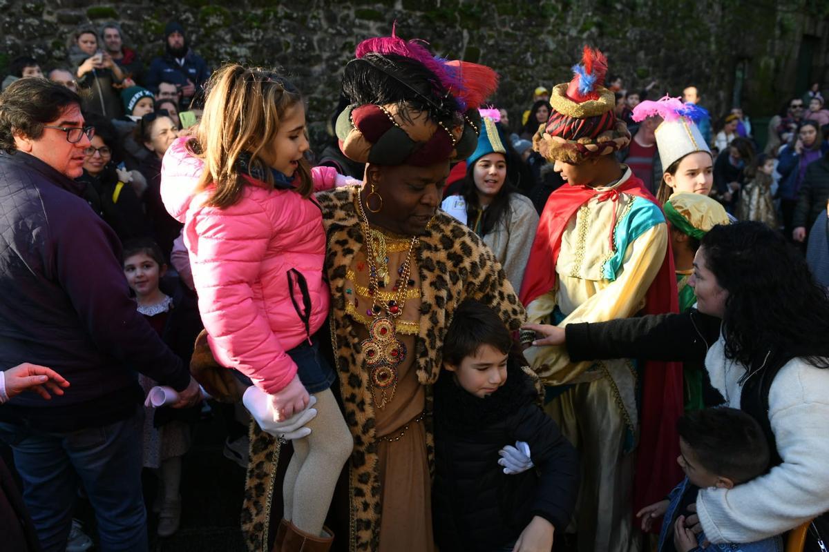 Baltasar recibido con cariño por los niños a su llegada a Mugartegui.