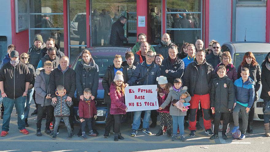 Protesta dels pares per la suspensió de dotze partits del futbol  base del CE Manresa