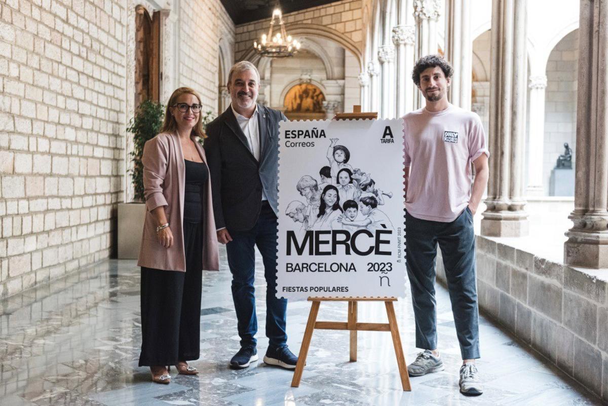 El alcalde de Barcelona, Jaume Collboni, junto a la directora de Relaciones Institucionales de Correos, Nuria Lera, y el artista Chamo San