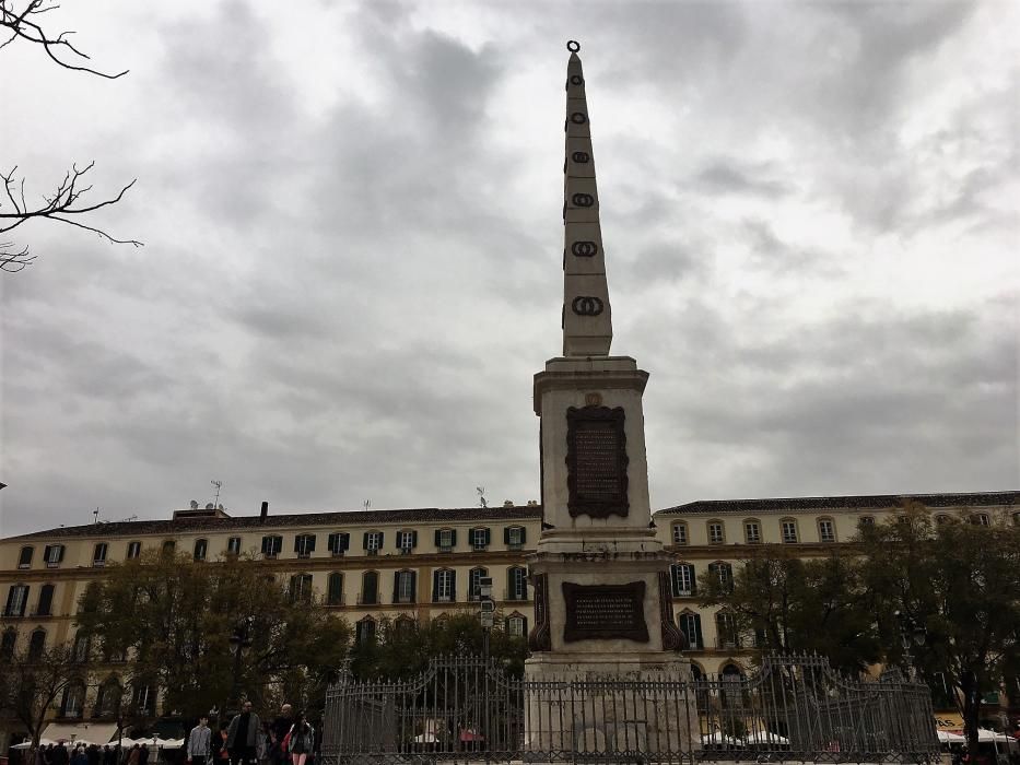 Imágenes del monumento a Torrijos, bajo el que está su tumba.