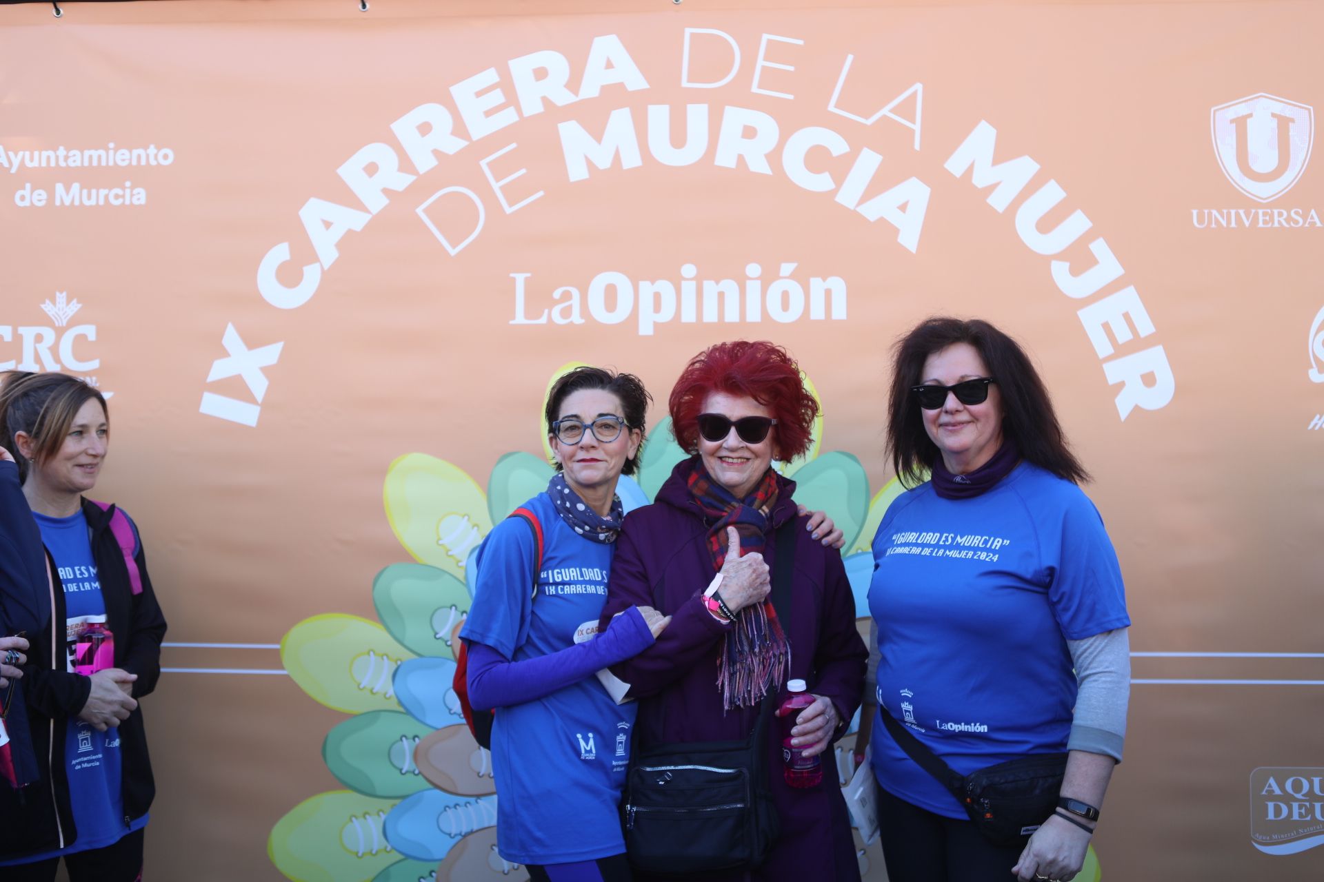 Las participantes posan en el photocall tras finalizar la Carrera de la mujer de Murcia