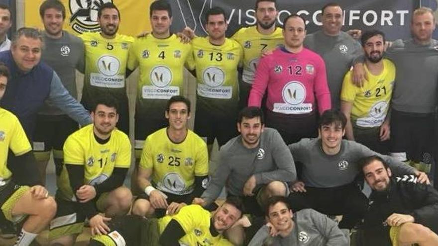 Los jugadores del Maristes Algemesí celebraron la victoria en el vestuario.