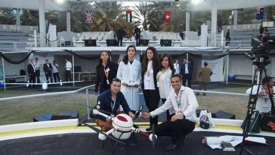 En la fotografía, las jóvenes creadoras de Dronlife en Dubai, junto al piloto del dron y el director del proyecto.