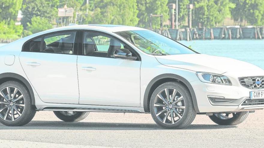 El Volvo S60 Cross Country se distingue del resto de la familia S60 por una altura al suelo 6,5 centímetros mayor y el diseño distinto de la zona inferior de los paragolpes