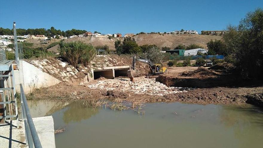 El Ayuntamiento limpia de residuos el canal de La Alianza