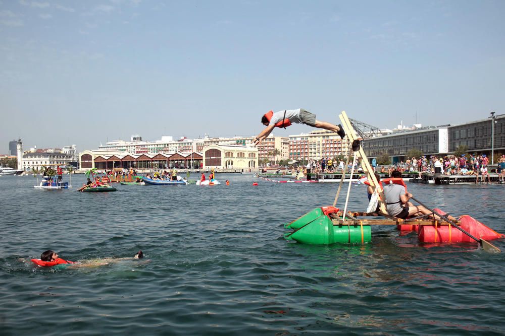 Regata de barcos locos en La Marina de València