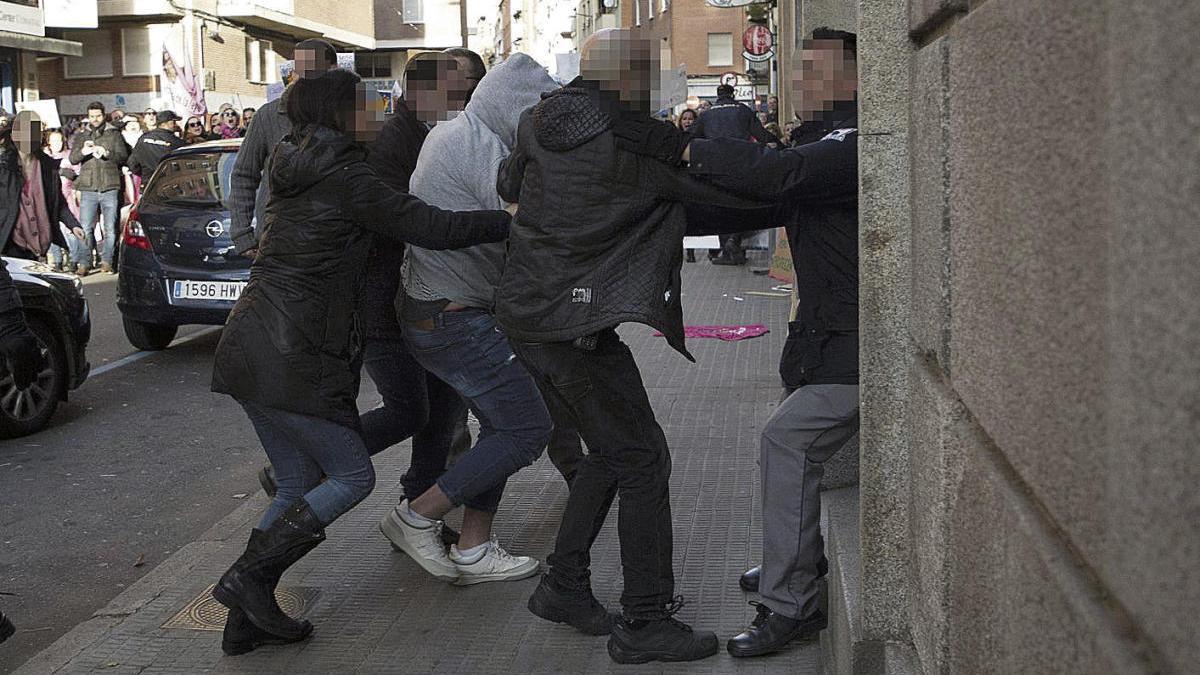 El asesino de Leticia Rosino entra en el Juzgado de Menores el día del juicio.