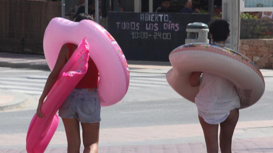 Dos turistas durante la ola de calor.