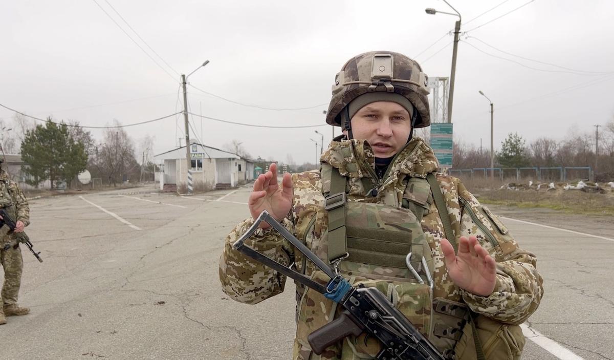 Soldados ucranianos patrullan en la militarizada frontera entre Ucrania y Bielorrusia.
