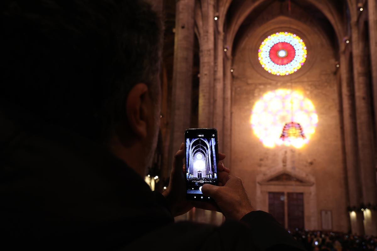 La Fiesta de la Luz en la catedral de Mallorca, un espectacular fenómeno lumínico que se produce dos veces al año cuando la luz del sol atraviesa el rosetón mayor, recorre el interior del templo y se proyecta en la pared de enfrente