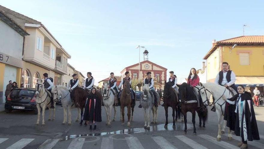 Quintos y quintas posan antes del inicio del festejo.