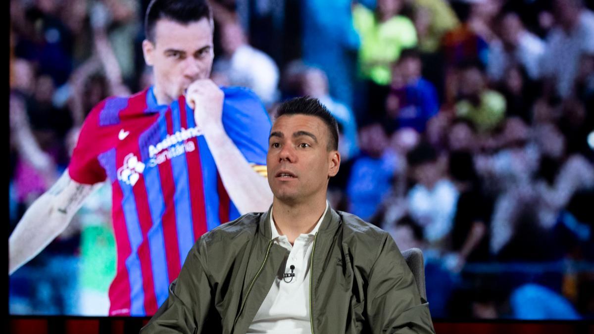 Sergio Lozano, con su imagen en el fondo