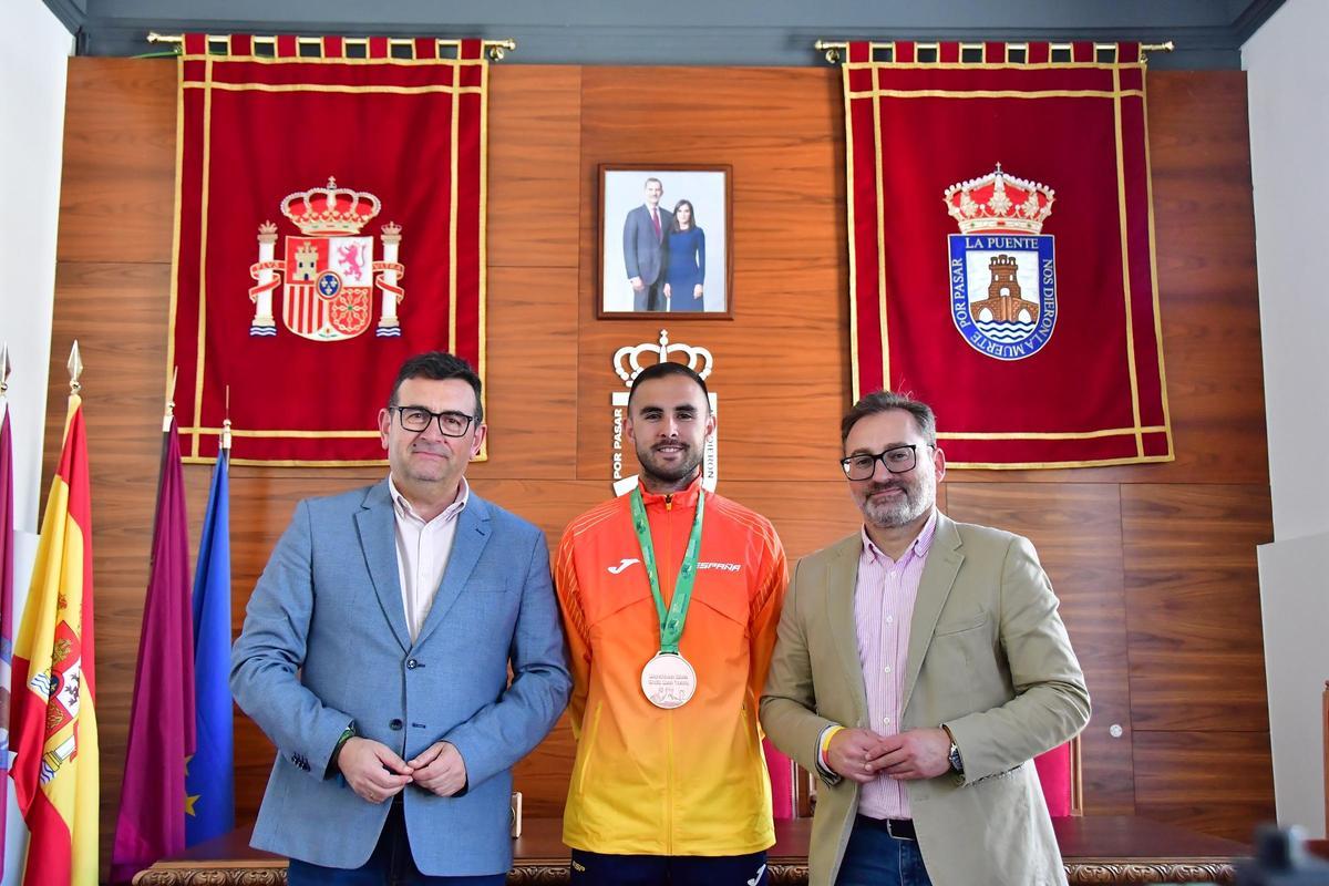 Manuel Bermúdez, en el Ayuntamiento de Cieza, junto a Tomás Rubio y Cristo Manuel Lucas.