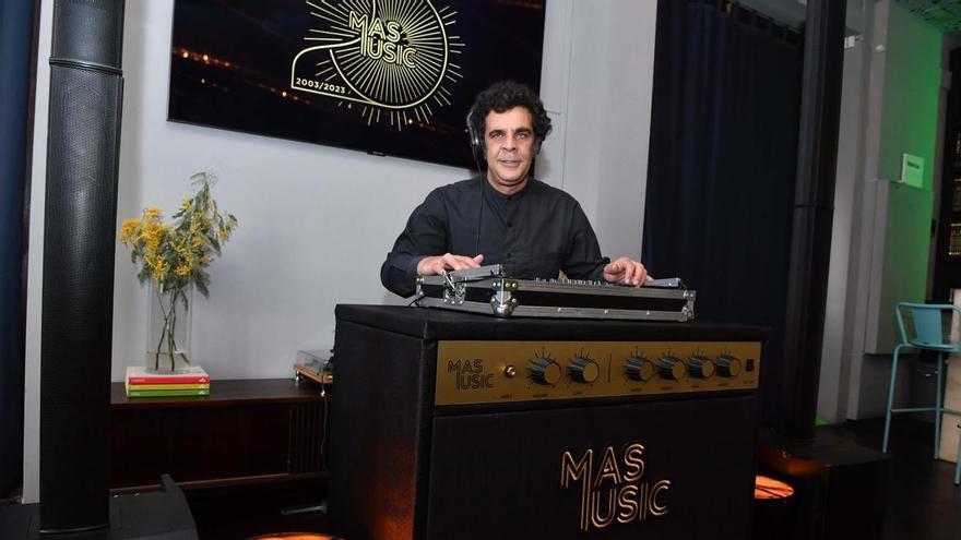 DJ Tomás Romero, 20 años creando bandas sonoras de bodas y fiestas de A Coruña