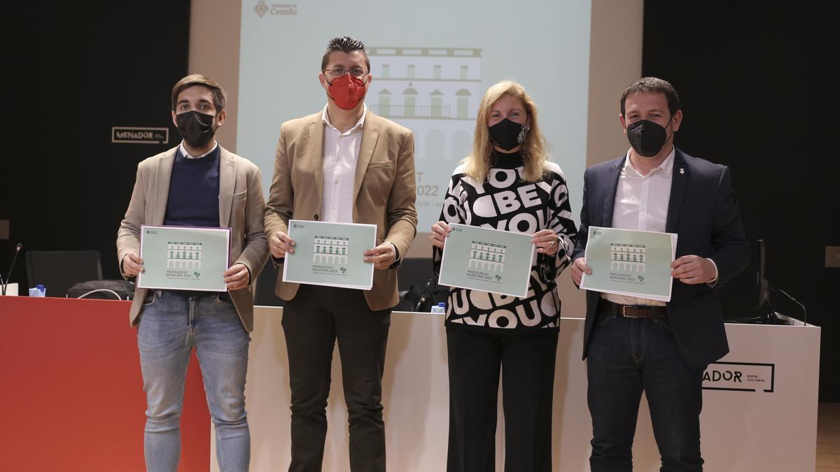 La alcaldesa, Amparo Marco, junto a los concejales Fernando Navarro, David Donate e Ignasi Garcia, durante la presentación de los presupuestos de Castelló.