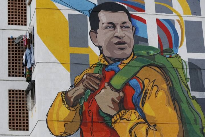 Los murales con la imagen de Chávez son constantes en las calles de Venezuela. El país rinde tributo así a la figura del presidente fallecido hace ahora dos años