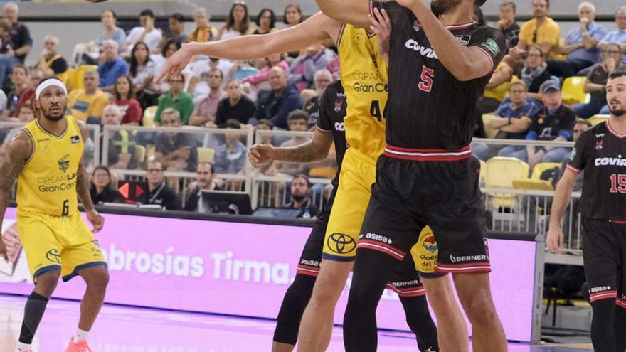 Ben Lammers pelea por un balón en el choque ante el Granada. | | JOSÉ CARLOS GUERRA