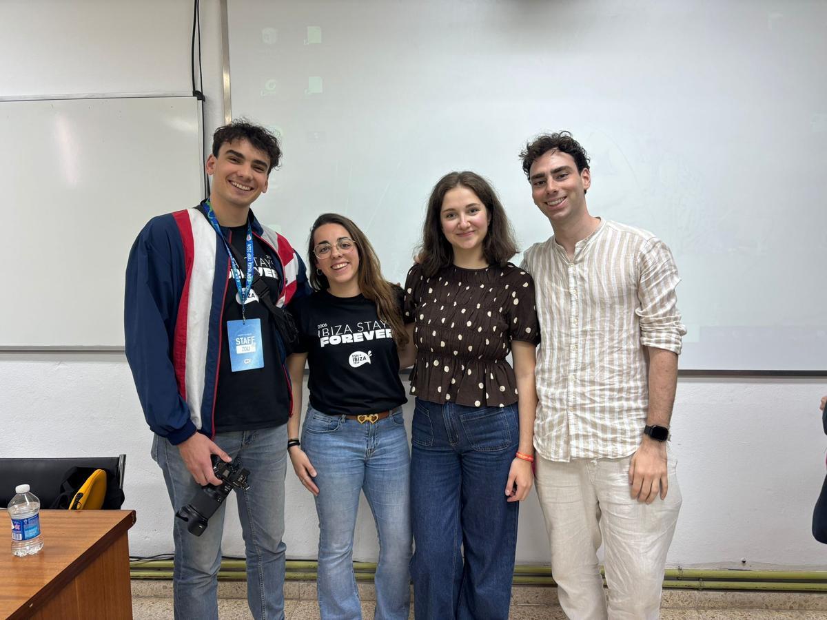 Estudiantes extranjeros de Erasmus y Paula Verge, voluntaria de ESN, antes de comenzar la charla en IES Santa Maria Ibiza