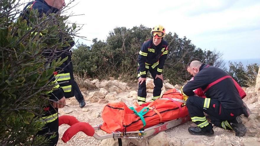 Una excursionista cae de cabeza desde metro y medio de altura en la torre del Gerro de Dénia