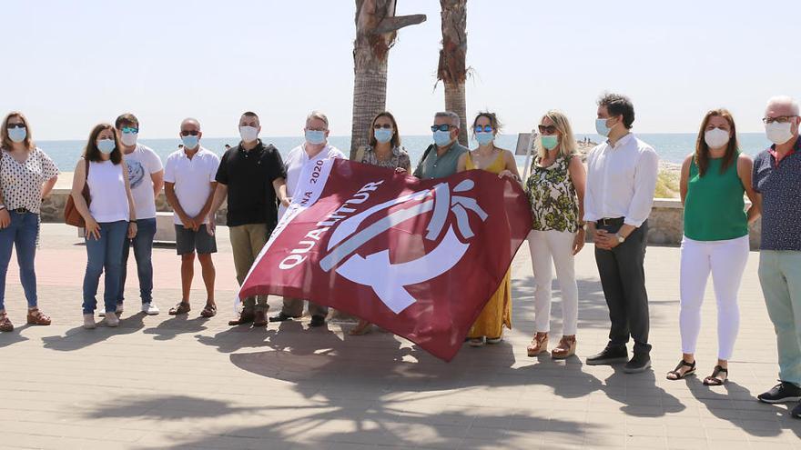 La playa de Puçol ya exhibe sus banderas