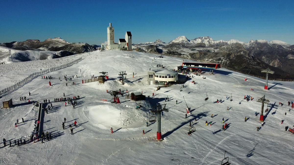 Esquiadores en la zona alta de la estación invernal de Valgrande-Pajares, en una temporada anterior.