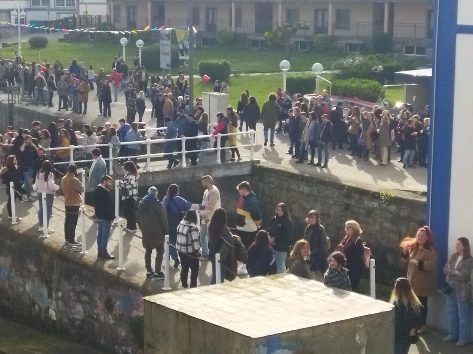 En imágenes: Rodaje de la nueva serie de Netflix en Puerto de Vega